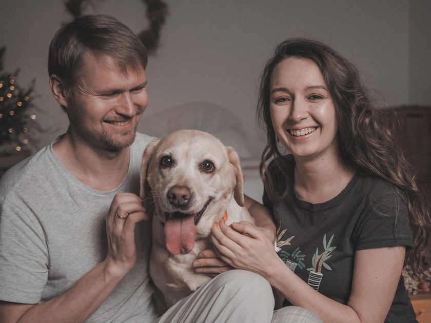 Un chien adulte heureux avec sa famille
