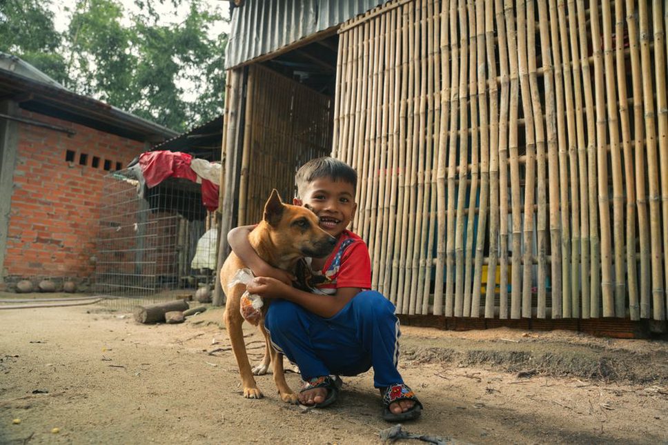 Des enfants jouant avec un chien de refuge
