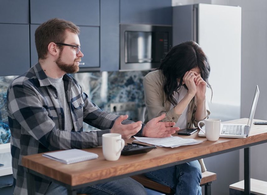 famille réunie autour d'une table discutant avec un carnet et une laisse posés devant eux