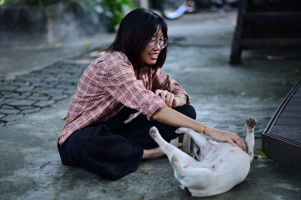 Un propriétaire jouant avec son chien heureux