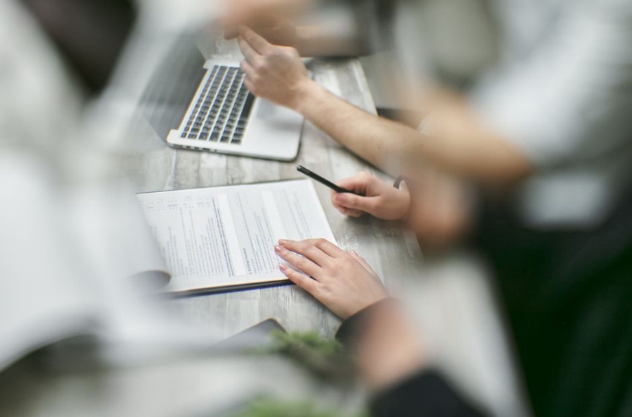 Une équipe examine ses demandes d’adoption