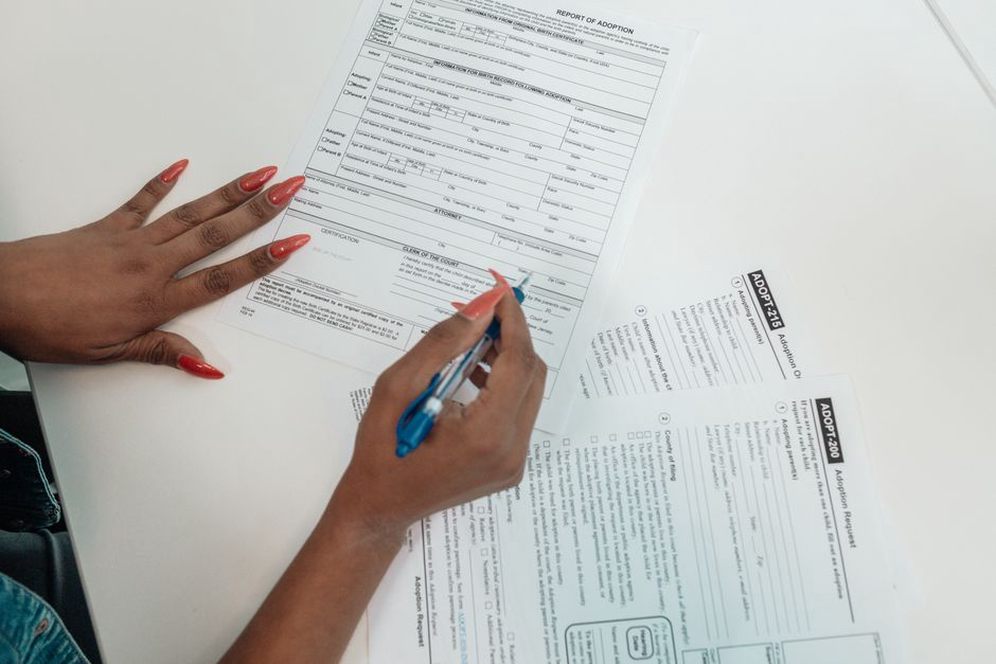 Une bénévole examine des demandes d’adoption