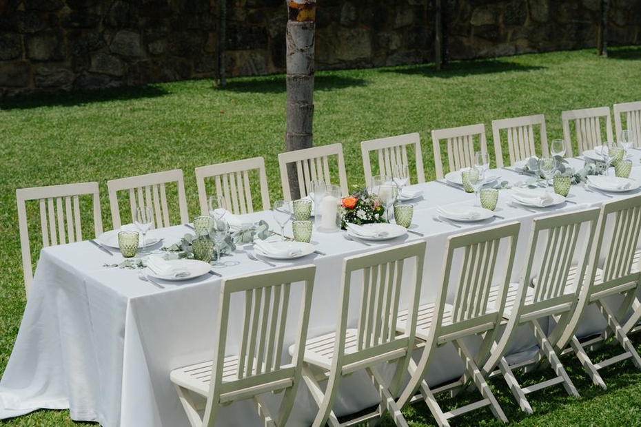 Une table dressée à l’ombre dans le jardin