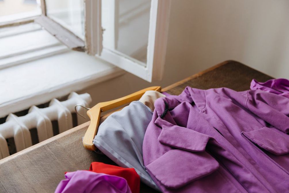 Des vêtements portés une fois s’aèrent sur cintre