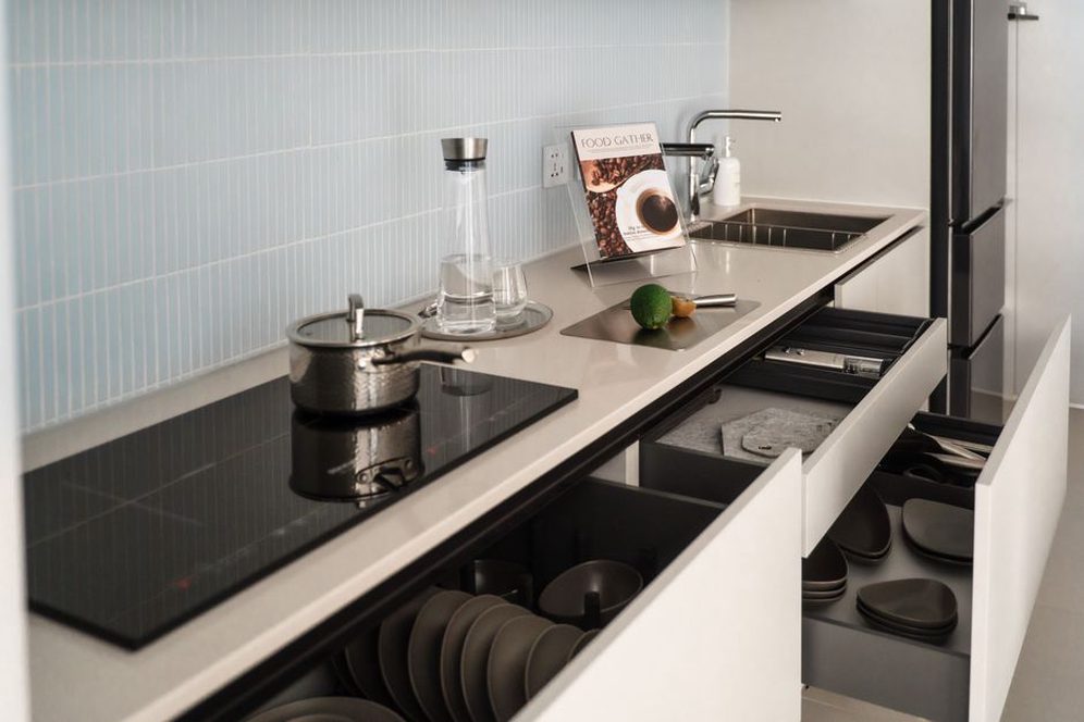 Des casseroles accessibles dans un tiroir de cuisine