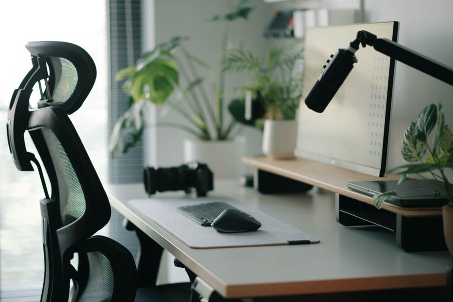 Écran et clavier disposés face à une chaise stable