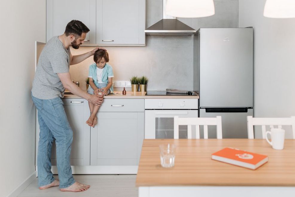 Une famille consulte les soins prévus pour son chat