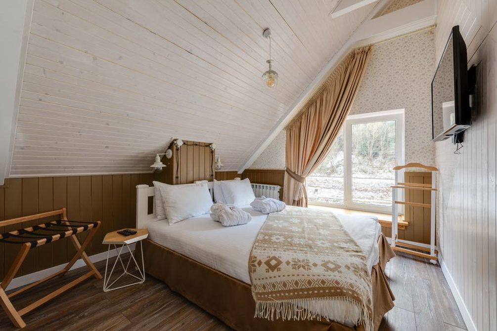 Une lampe et des serviettes prêtes pour la nuit