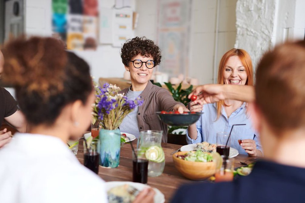 Des convives se servent autour d’une petite table