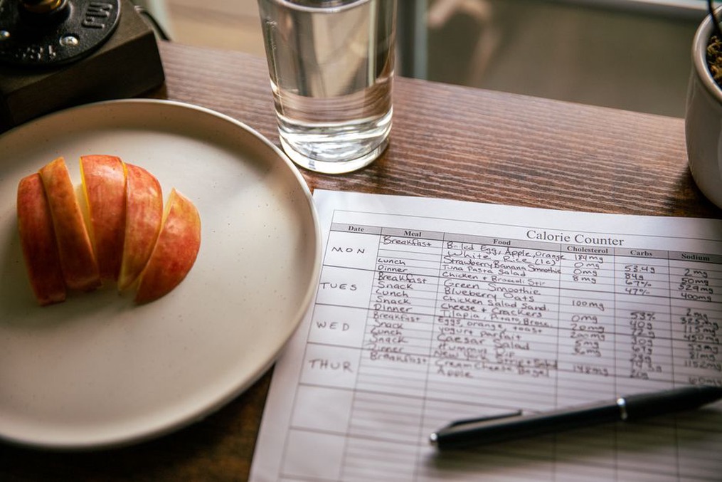 Menus et liste de courses posés sur la table