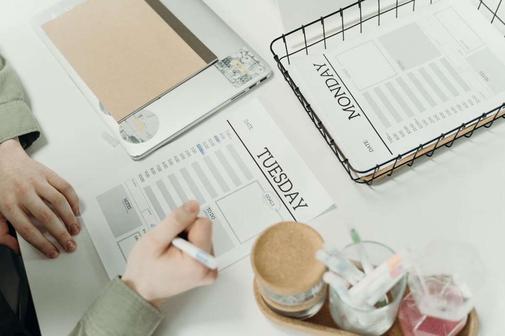 Un calendrier de tâches complété autour de la table