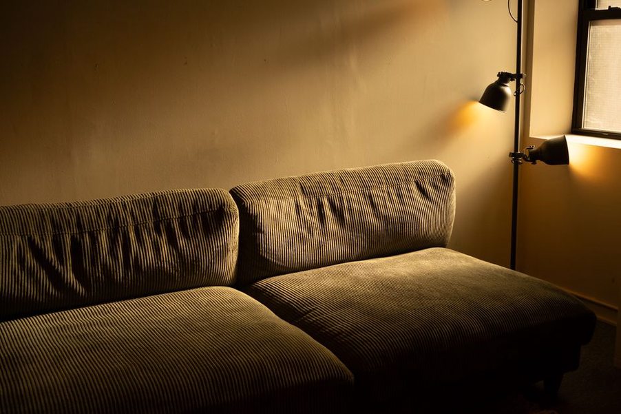 Lampadaire près du canapé pour éclairer la lecture