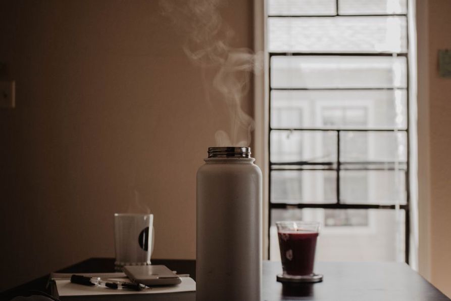 Un carnet ouvert près du petit-déjeuner