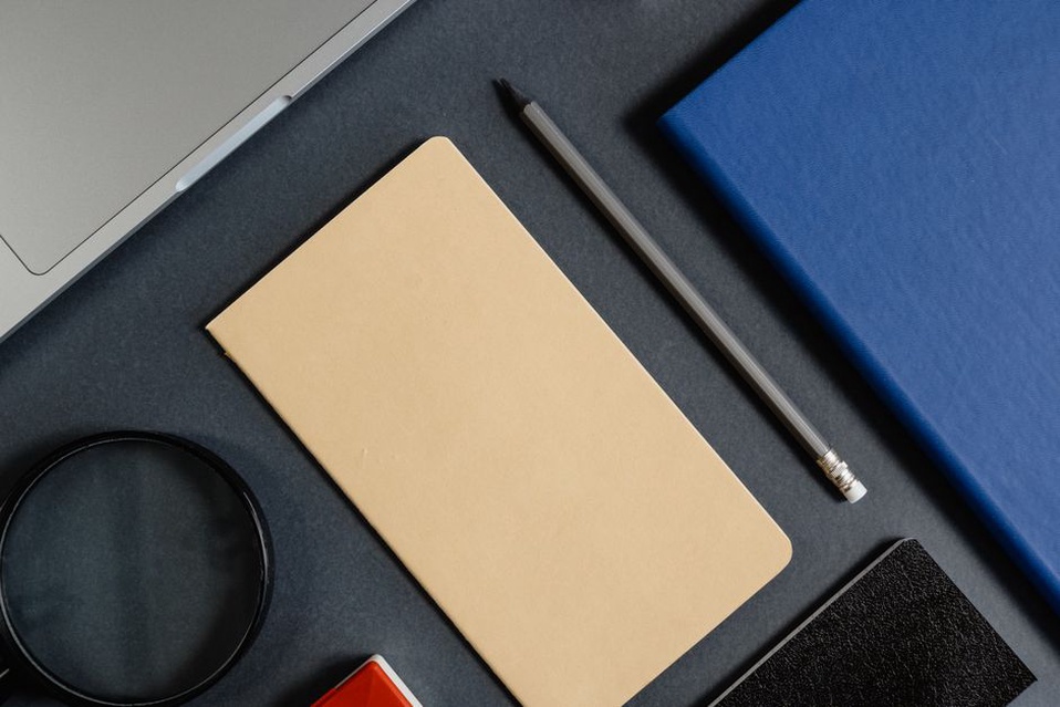 Plan de newsletter annoté près d’un ordinateur
