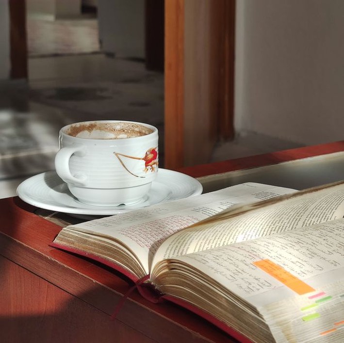 Un marque-page glissé dans le livre du moment