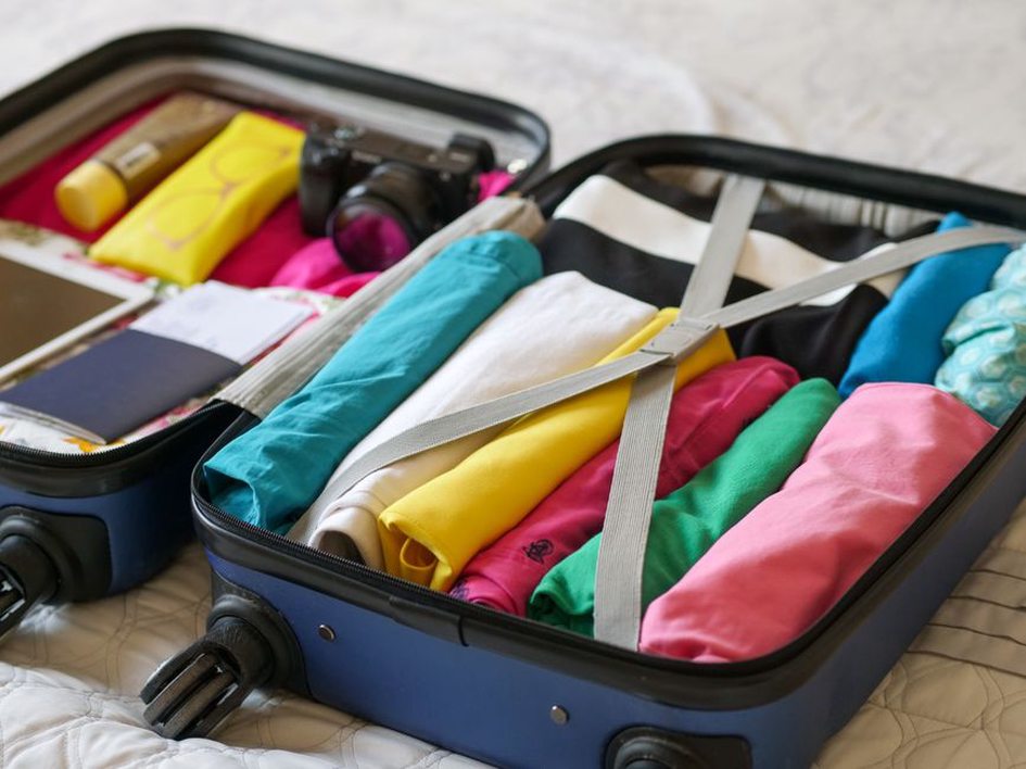 Vêtements de travail disposés dans une valise cabine