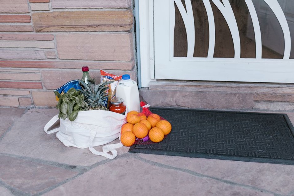 Des sacs de courses maintenus dans un coffre dégagé