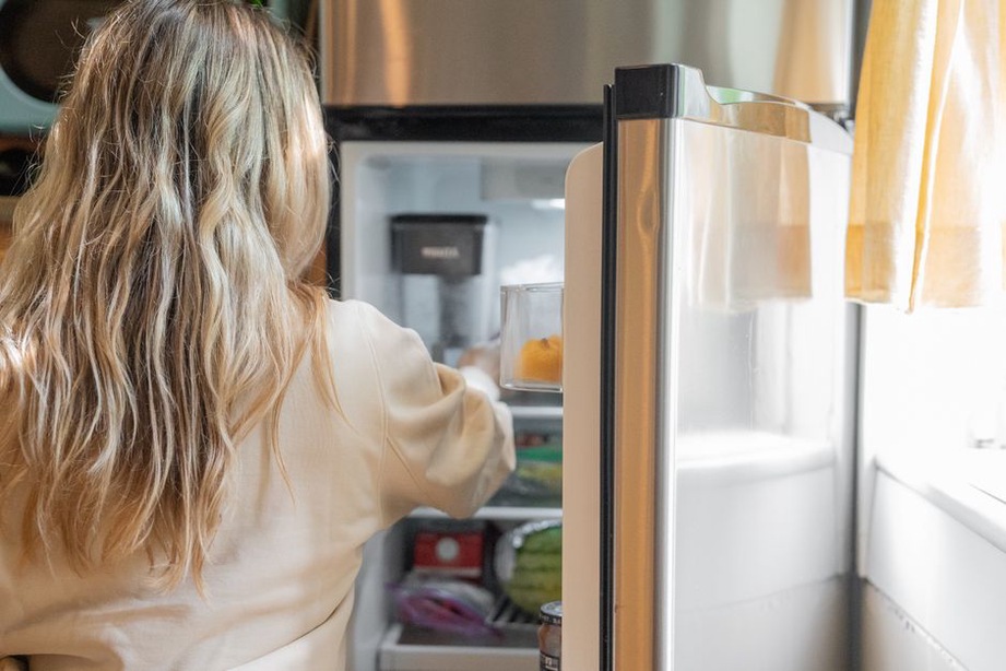 Des restes datés sur une étagère visible