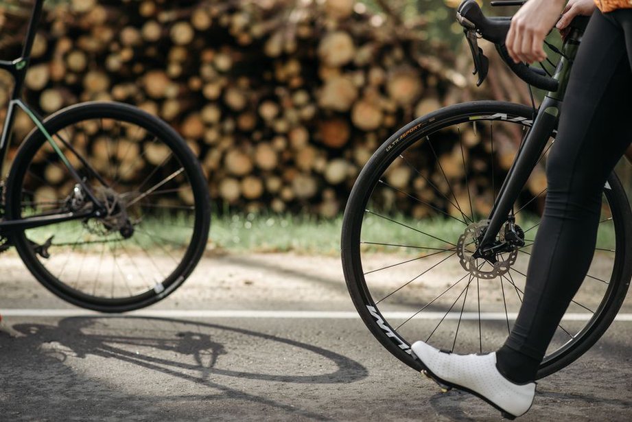 Vérification des rayons sur une roue de vélo