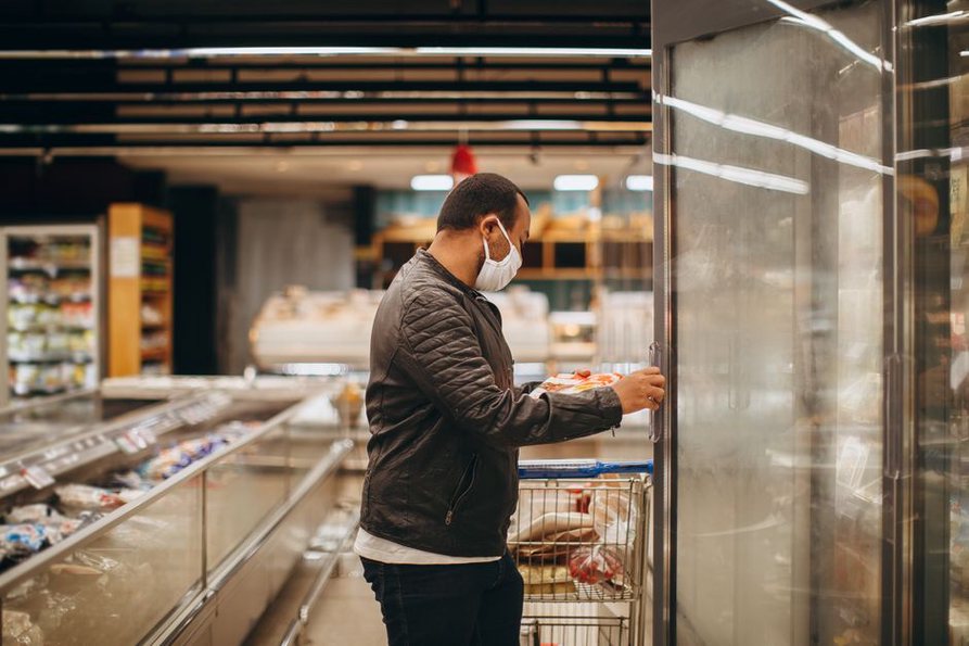 Une liste de courses préparée devant le réfrigérateur