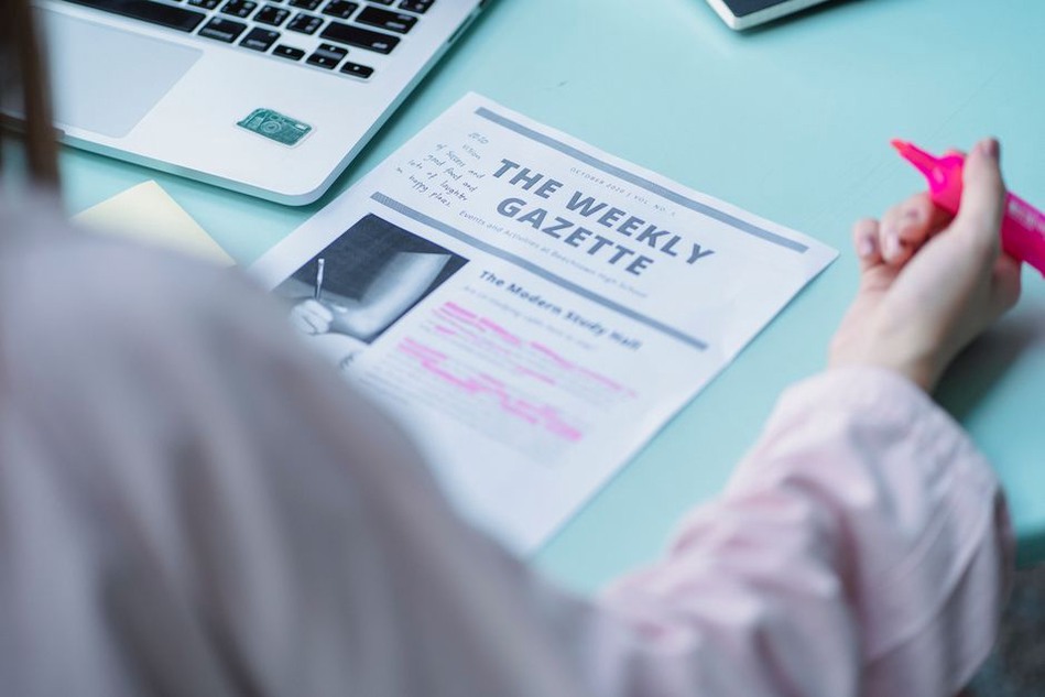 Notes de révision à côté d’un article imprimé
