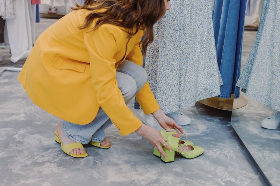 Essayage de chaussures de marche en magasin
