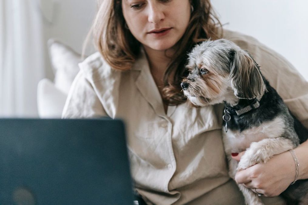Une commerçante examine les retours de ses clients