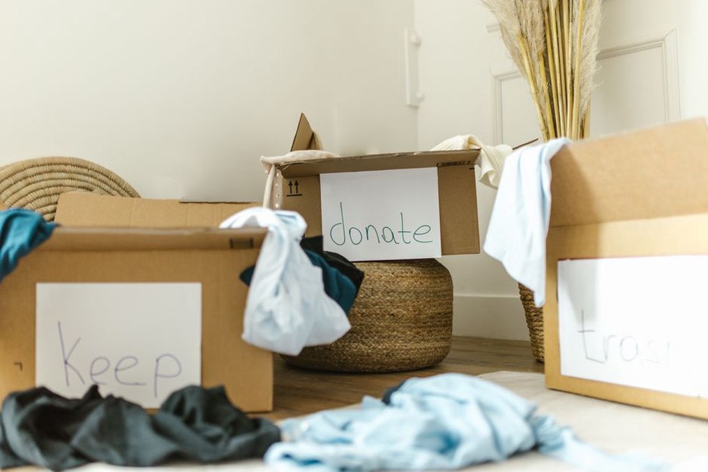 Cartons séparés pour les objets à donner et à vérifier