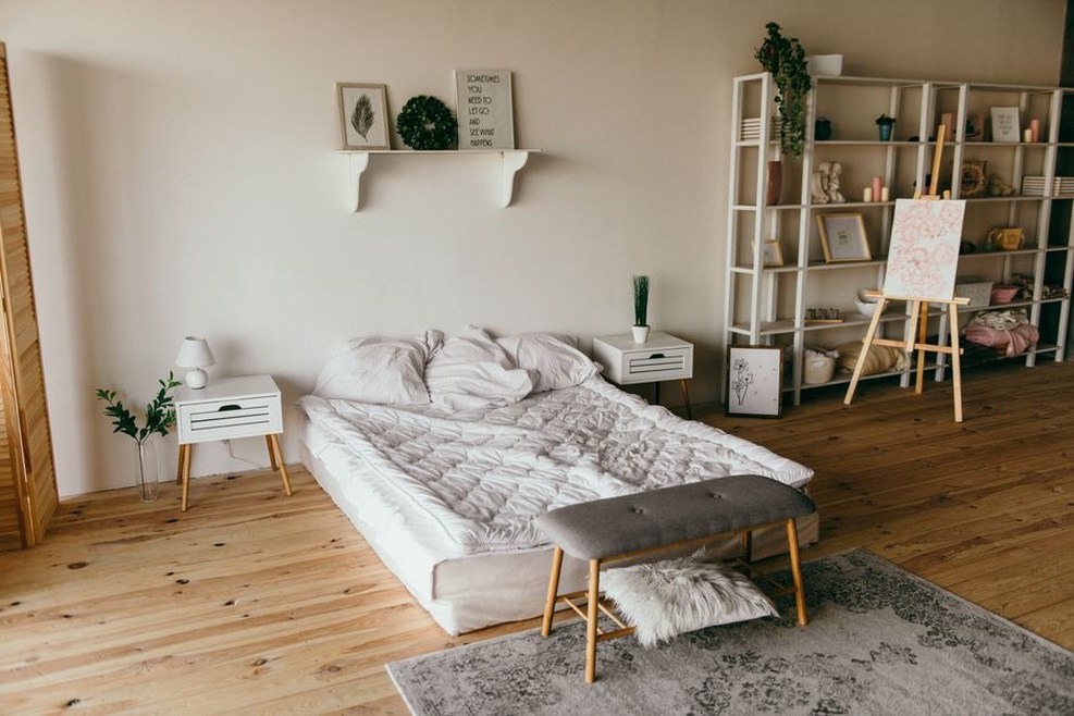 Une valise trouve sa place près du lit
