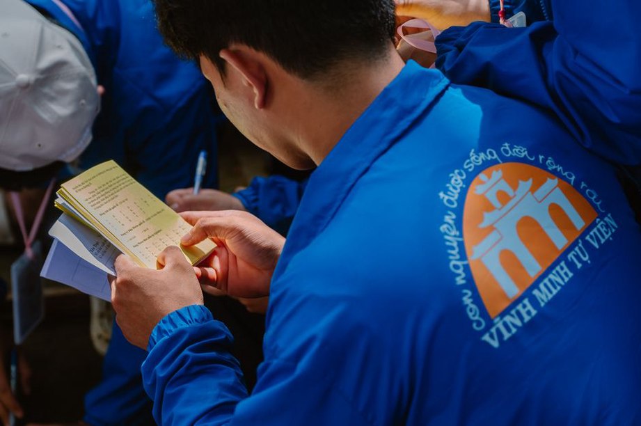 Une bénévole vérifie les inscriptions à une visite du refuge