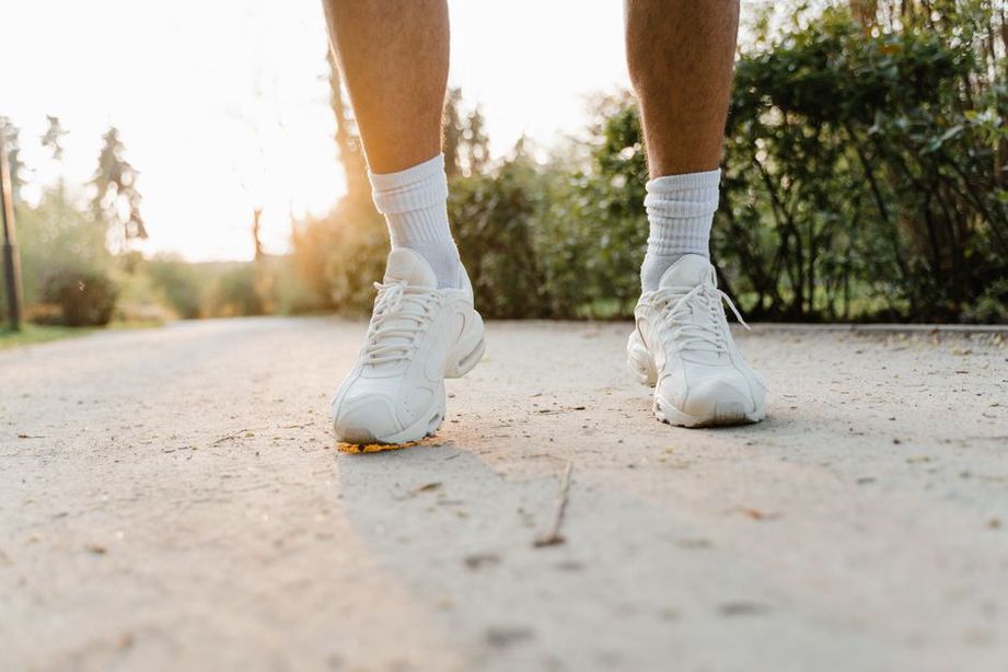 Chaussures posées près d’un chemin de promenade