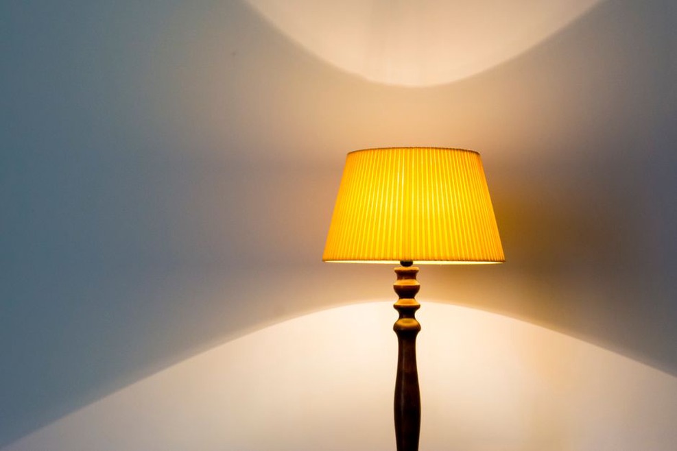 Lumière douce sur une table d’appoint du salon