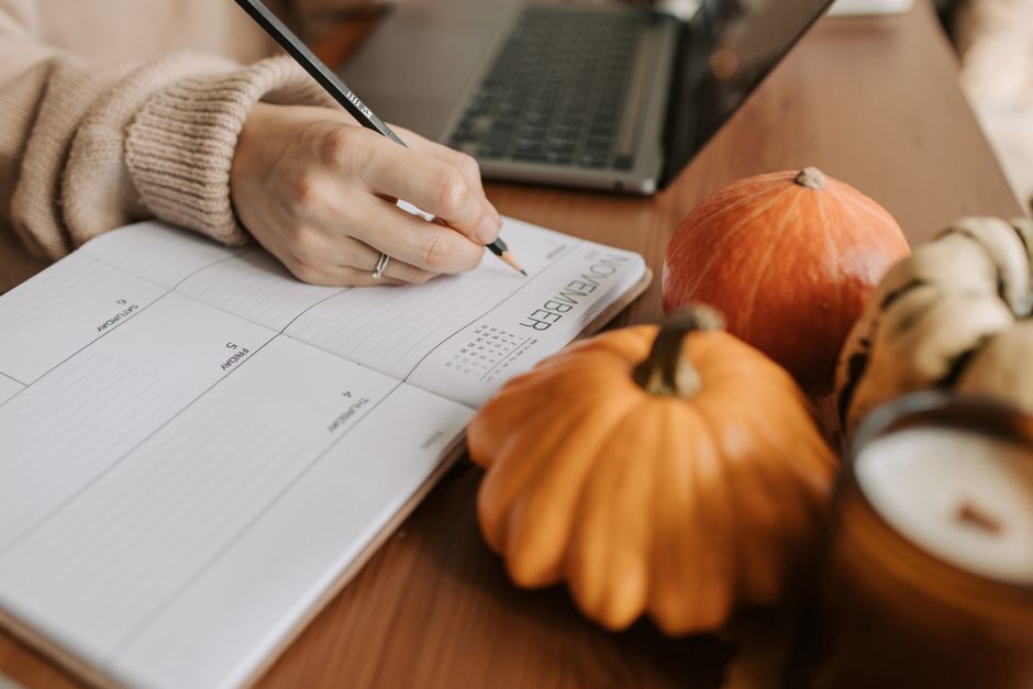 Un calendrier de publication préparé à la main